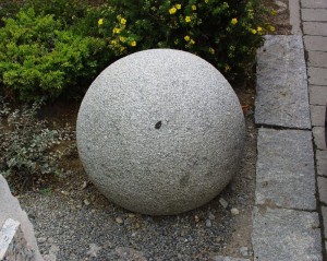 Granitkugel Ø 65cm € 420,-   